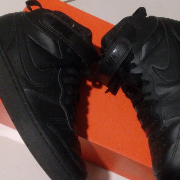 Shoes(Sneakers) - Picture 2 of 5